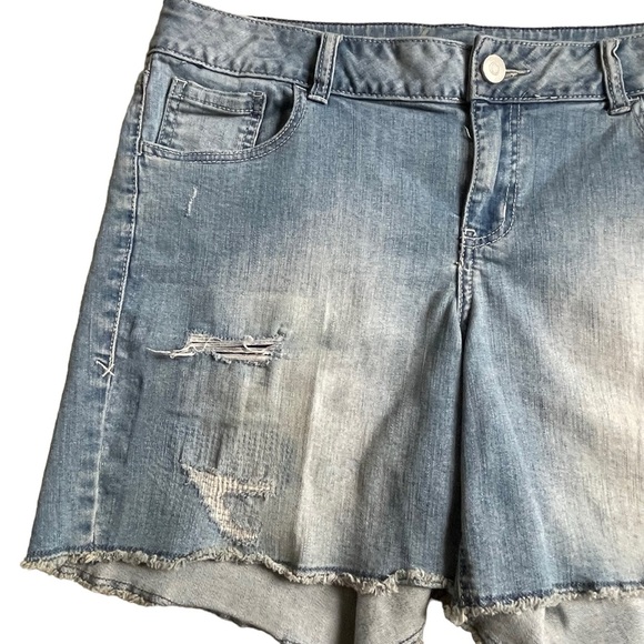 Lane Bryant Light Blue Denim Shorts Fray Raw Hem Women’s Plus Size 14 Distressed - Picture 2 of 7